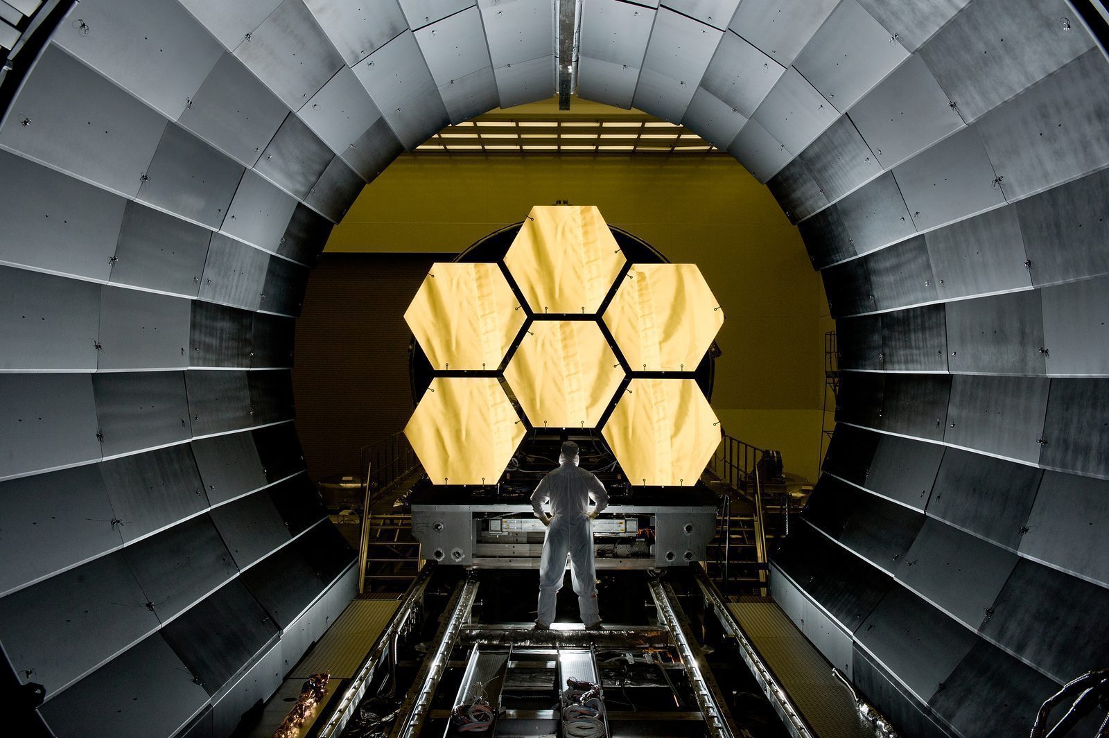 Telescópio James Webb: Revelando a Origem das Primeiras Galáxias